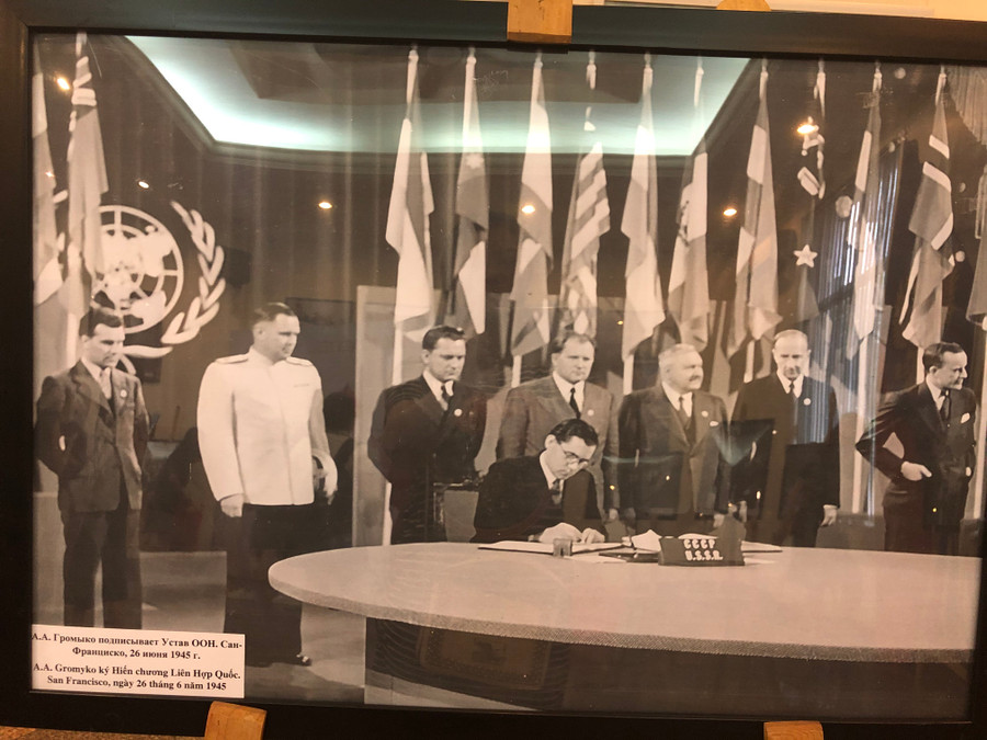 A.A. Gromyko đang ký Hiến chương Liên hợp quốc tại San Francisco, ngày 26/6/1945