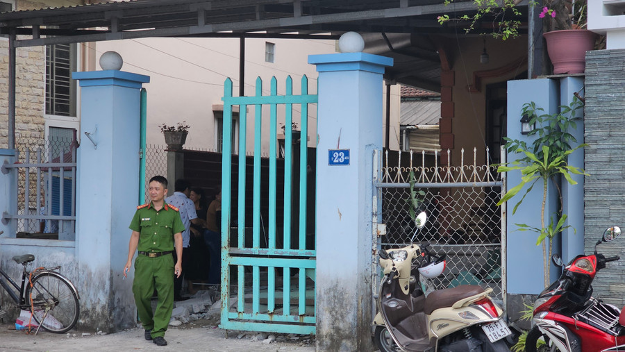 Lực lượng chức năng có mặt tại hiện trường để làm rõ nguyên nhân vụ việc. Lực lượng chức năng có mặt tại hiện trường để làm rõ nguyên nhân vụ việc.