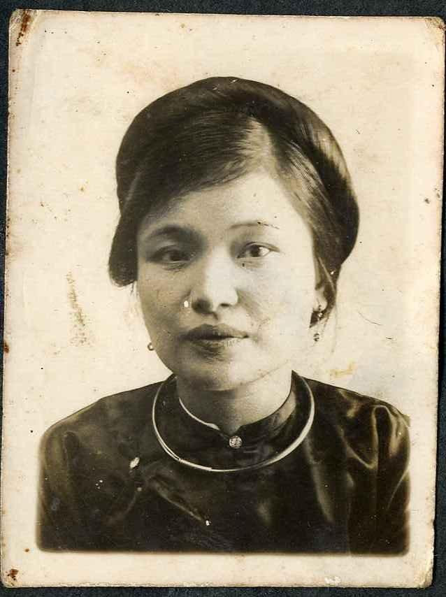 Mẹ tôi trở thành một cô giáo đoan trang, thùy mỵ, khoảng năm 1938. Mẹ tôi trở thành một cô giáo đoan trang, thùy mỵ, khoảng năm 1938.