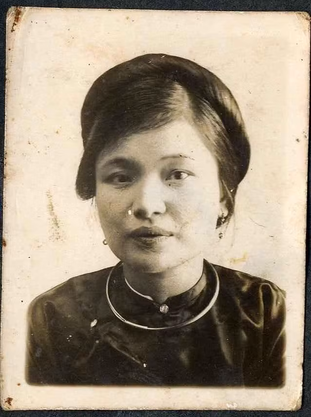 Mẹ tôi trở thành một cô giáo đoan trang, thùy mỵ, khoảng năm 1938.