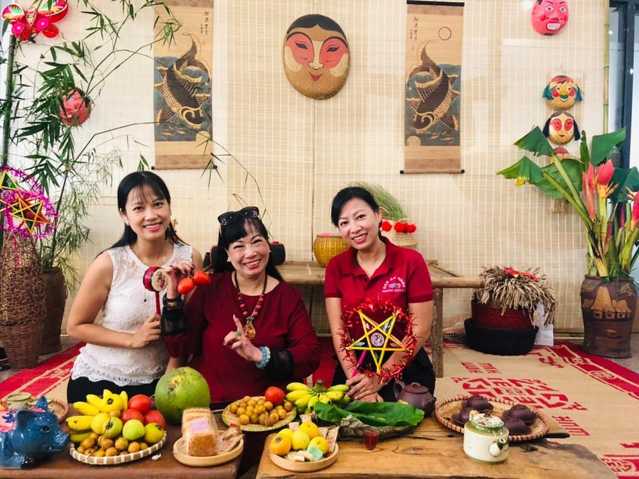 Nghệ sĩ Ưu tú Thúy Đạt và hai con gái. Nghệ sĩ Ưu tú Thúy Đạt và hai con gái.