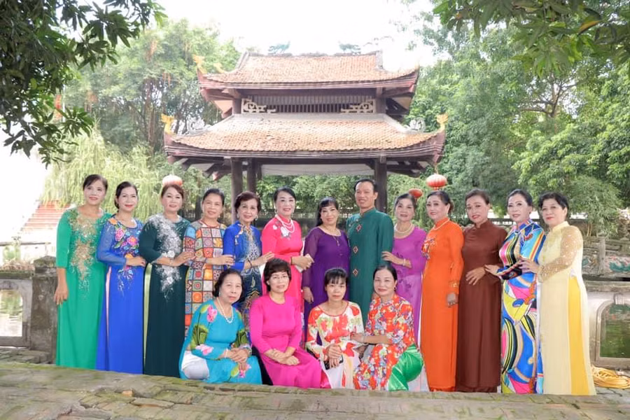 Nghệ sĩ Ưu tú Thúy Đạt và các thành viên CLB Liên Hoa.