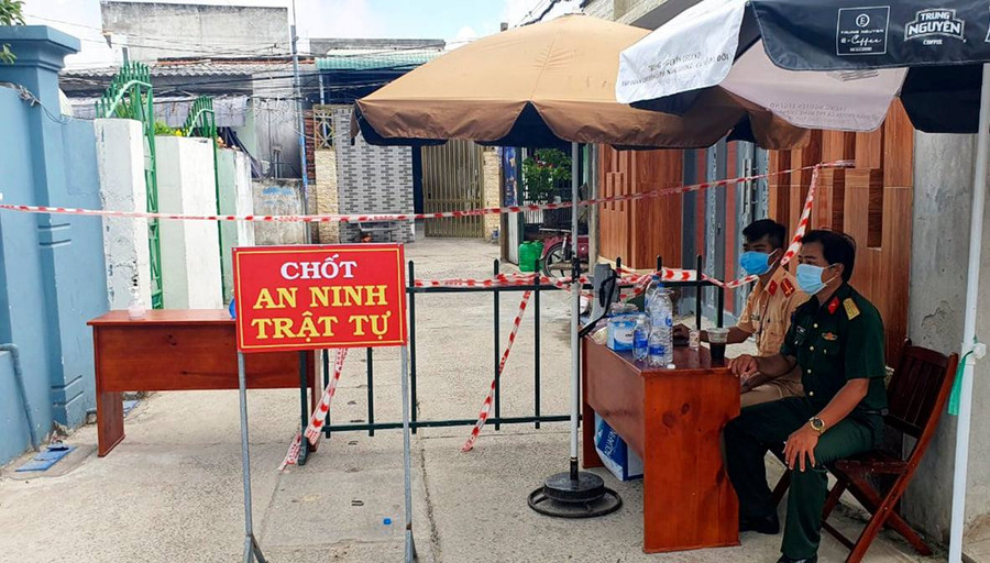 Lực lượng chức năng làm nhiệm vụ tại khu vực cách ly y tế ở tổ 12 và 13 thuộc ấp Phước Tân, xã Phước Tỉnh, huyện Long Điền. Ảnh: Tuyết Mai. Lực lượng chức năng làm nhiệm vụ tại khu vực cách ly y tế ở tổ 12 và 13 thuộc ấp Phước Tân, xã Phước Tỉnh, huyện Long Điền. Ảnh: Tuyết Mai.