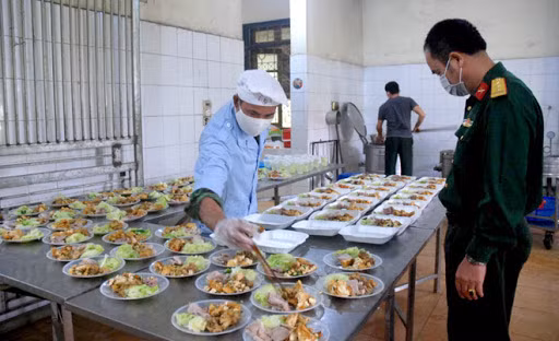 Các địa phương, đơn vị tăng cường bảo đảm an toàn thực phẩm tại các khu cách ly phòng, chống dịch Covid-19. Ảnh minh họa