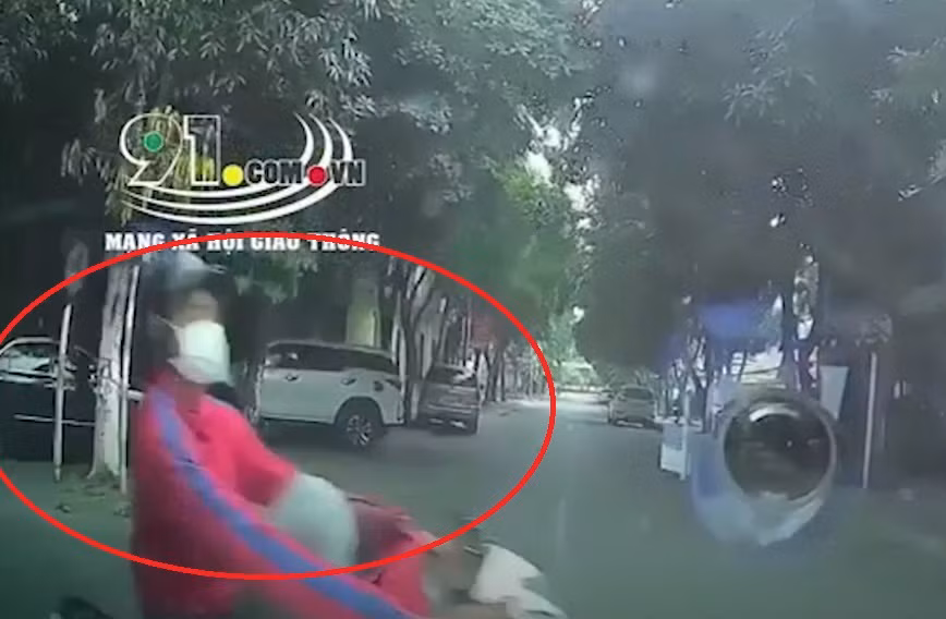 Video: Qua ngã tư thiếu quan sát, nam thanh niên bị đâm ngã văng xuống đường