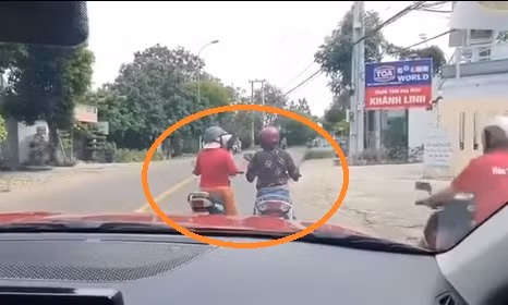 Video: Hai "ninja" đi xe máy đỗ giữa đường "tám" chuyện như chốn không người