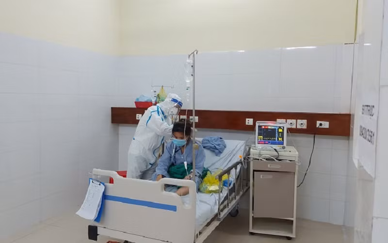 Bệnh viện đã nhận được sự chi viện từ các lực lượng của địa phương bạn và tỉnh khoảng 70 thầy thuốc và chia thành 3 ca, 4 kíp, theo dõi, điều trị bệnh nhân. Nguồn: SKĐS.