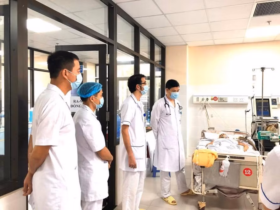 Các y bác sĩ BV Đa khoa Hòa Bình kiểm tra sức khỏe cho bệnh nhân bị ngộ độc rượu. Ảnh: BVCC.