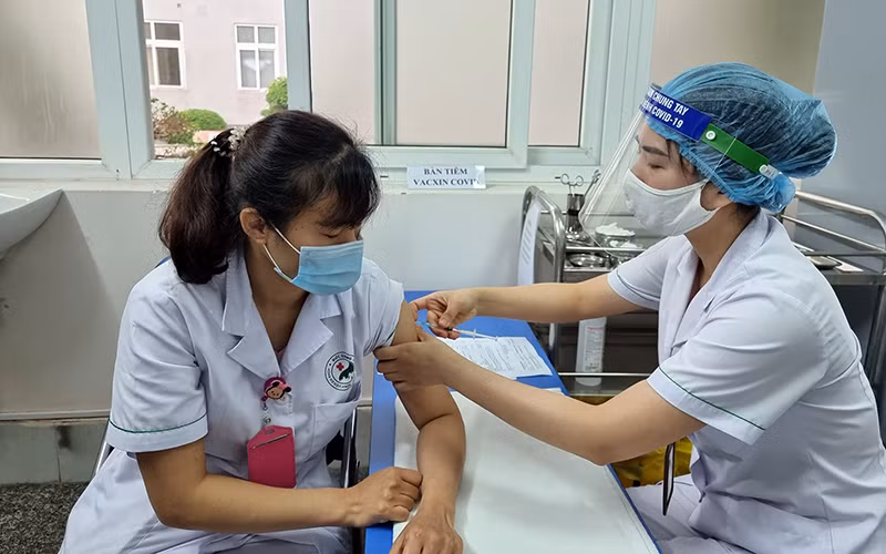 Tiêm vắc xin phòng Covid-19 cho nhân viên y tế tại Bệnh viện Ðức Giang (Hà Nội). Ảnh: Thái Hoàng.