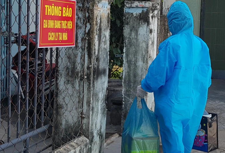 Nhân viên y tế đến nhà người đang cách ly để lấy mẫu xét nghiệm. Ảnh minh họa: Báo Phú Yên.
