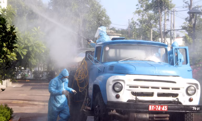 Lực lượng chức năng khử khuẩn tại TP Tuy Hòa. Ảnh: Trần Quới.