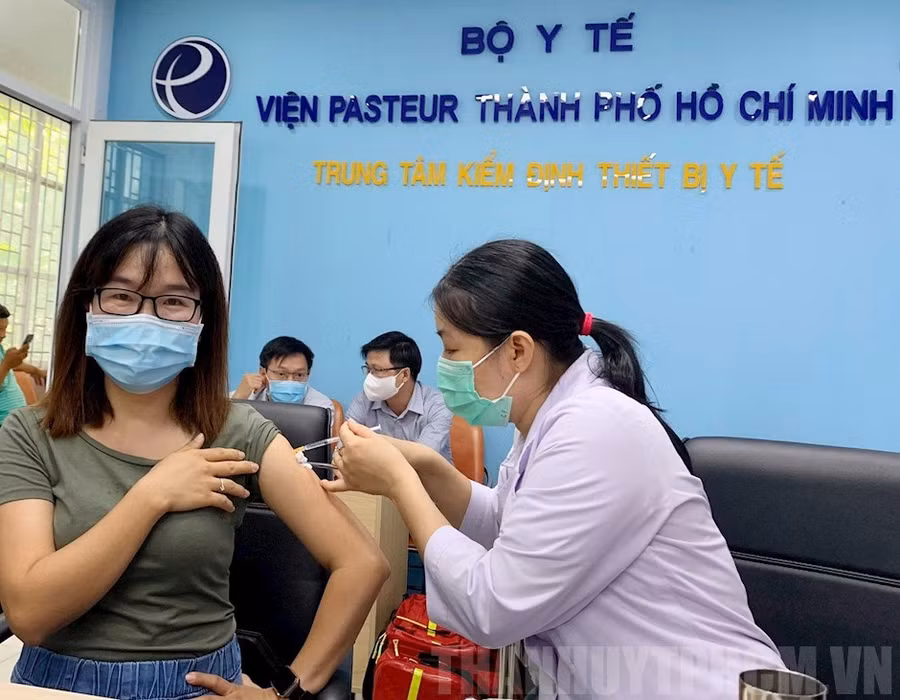 Phóng viên được tiêm vắc xin phòng Covid-19 tại Viện Pasteur TP Hồ Chí Minh. Ảnh minh họa.