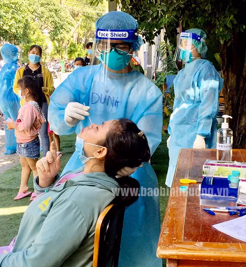 Viện Sốt rét - Ký sinh trùng - Côn trùng TP Hồ Chí Minh đã hỗ trợ tỉnh Bình Dương bắt đầu lấy 4.000 mẫu xét nghiệm sàng lọc Covid-19 cho người dân 2 khu phố Khánh Thạnh và Khánh Hội, phường Tân Phước Khánh, TX.Tân Uyên. Nguồn: Báo Bình Dương.