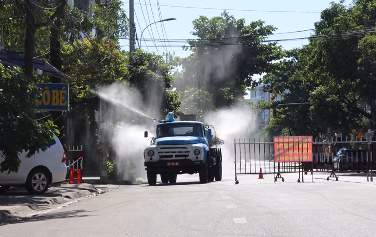 Xe chuyên dụng của Bộ CHQS tỉnh phun khử khuẩn đường Trần Phú, phường 2, TP Tuy Hòa. Ảnh: Phạm Cường.