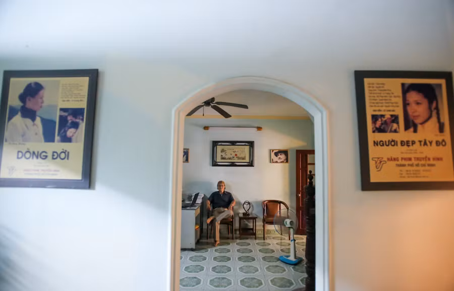 Lúc sinh thời, poster hai bộ phim nổi tiếng do cố NSƯT Lê Cung Bắc đạo diễn là "Dòng đời" và "Người đẹp Tây Đô" được treo ở một góc tường nhà ông. Ảnh: VNE.