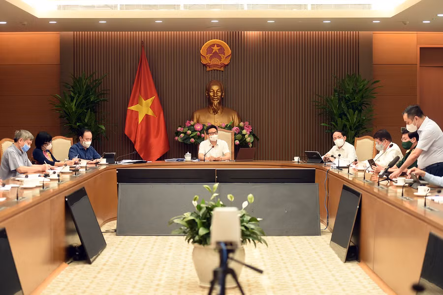 Đại diện Bộ Y tế báo cáo tại cuộc họp. Ảnh: Đình Nam.