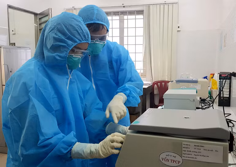 Nhân viên y tế Bệnh viện Đa khoa Phú Yên xét nghiệm SARS-CoV-2. Ảnh: Yên Lan