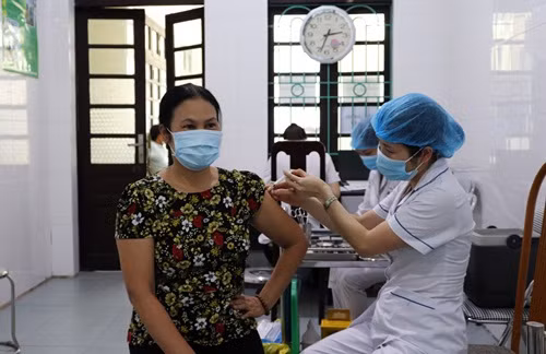 Cán bộ các phòng, ban của huyện được tiêm phòng Covid-19. Nguồn: Sở Y tế Hà Nội.