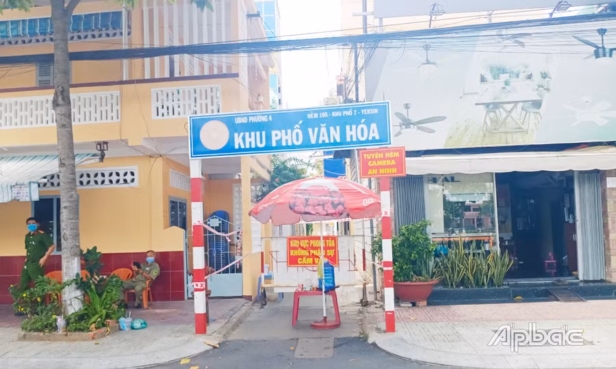 Khu dân cư người nghi mắc Covid-19 cũng được phong tỏa ở TP Mỹ Tho. Ảnh: Ấp Bắc.
