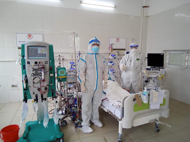 Bác sĩ tiến hành đặt ECMO cho bệnh nhân tại Trung tâm hồi sức tích cực. Ảnh: Bộ Y tế.