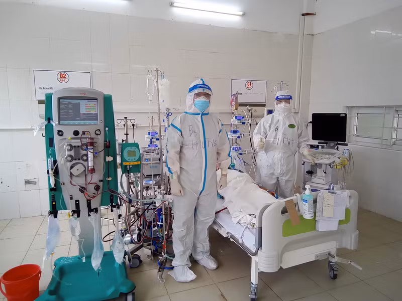 Bác sĩ tiến hành đặt ECMO cho bệnh nhân tại Trung tâm hồi sức tích cực. Ảnh: Bộ Y tế.