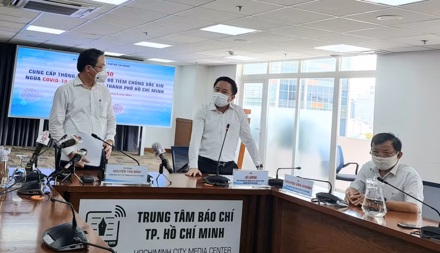 GS.TS Nguyễn Tấn Bỉnh - Giám đốc Sở Y tế TP.HCM trong buổi họp báo cung cấp thông tin liên quan chiến dịch tiêm vắc xin Covid-19 trên địa bàn TP.HCM. Nguồn: BYT