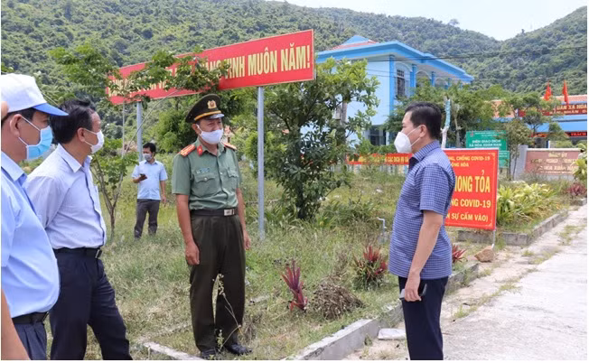 Lãnh đạo UBND tỉnh kiểm tra tại khu vực phong tỏa UBND xã Hòa Xuân Nam, TX Đông Hòa. Ảnh: phuyen.gov.vn.
