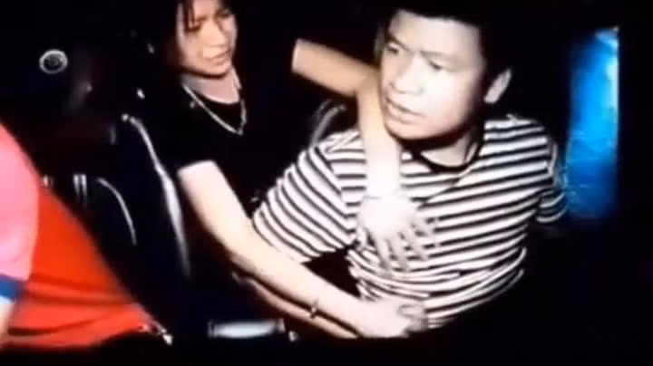 Video: Nam hành khách chửi bới, đấm liên tục vào mặt tài xế taxi