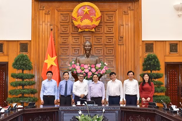 Thủ tướng Phạm Minh Chính chụp ảnh với Chủ tịch Tập đoàn AstraZeneca Nitin Kapoor và các đại biểu. Nguồn: chinhphu.vn