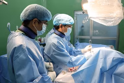 Bác sĩ phẫu thuật đặt máy tạo nhịp tim vĩnh viễn-Bệnh viện Nguyễn Đình Chiểu. Ảnh: SKHCNBT.