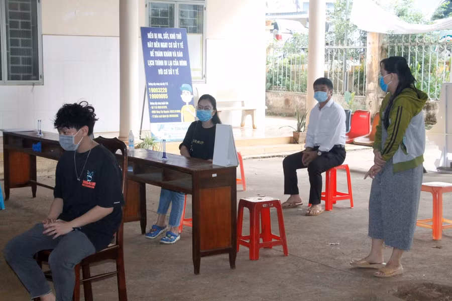 Người dân đến lấy mẫu xét nghiệm tại Trạm Y tế phường Tân Thành được hướng dẫn ngồi giãn cách để phòng dịch COVID-19. Nguồn: Báo Đắk Lắk.