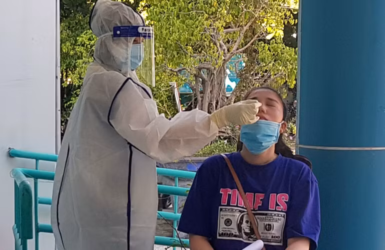 Nhân viên y tế lấy mẫu xét nghiệm SARS-CoV-2. Nguồn: Báo Phú Yên