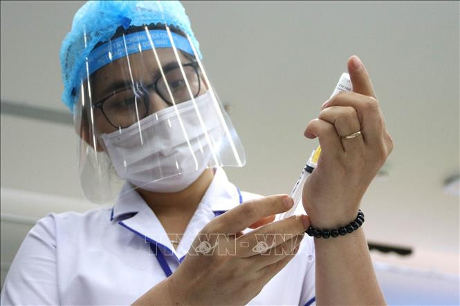 Lực lượng y, bác sỹ Tp. Hồ Chí Minh, Tp. Thủ Đức chuẩn bị vắc xin phòng Covid-19 trước khi tiêm tại Công ty TNHH phần mềm FPT, Tp. Hồ Chí Minh. Ảnh minh họa: Thanh Vũ/TTXVN Lực lượng y, bác sỹ Tp. Hồ Chí Minh, Tp. Thủ Đức chuẩn bị vắc xin phòng Covid-19 trước khi tiêm tại Công ty TNHH phần mềm FPT, Tp. Hồ Chí Minh. Ảnh minh họa: Thanh Vũ/TTXVN