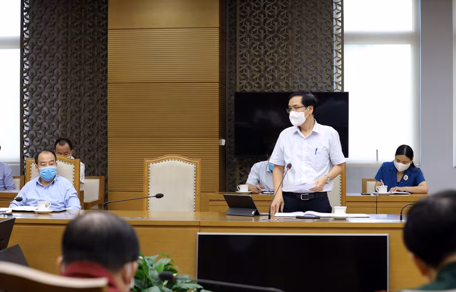 Cục trưởng Cục Y tế dự phòng Đặng Quang Tấn cho biết số ca mắc mới bắt đầu có xu hướng chững lại tại cuộc họp chiều 8/6. Ảnh VGP.