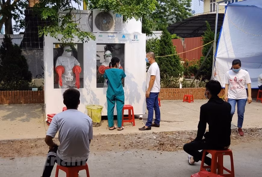 Các buồng xét nghiệm chóng nóng mới đã được vận chuyển đến huyện Tân Yên, tỉnh Bắc Giang hôm 6/6 kể kịp thời phục vụ các y bác sỹ xét nghiệm. (Ảnh: PV/Vietnam+).