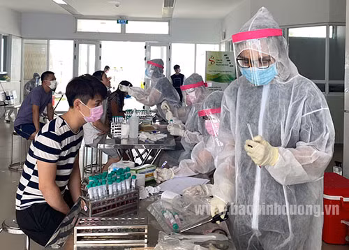 Lấy mẫu xét nghiệm cho các trường hợp có nguy cơ cao nhiễm Covid-19 tại Trung tâm Y tế huyện Bàu Bàng. Nguồn: Báo Bình Dương