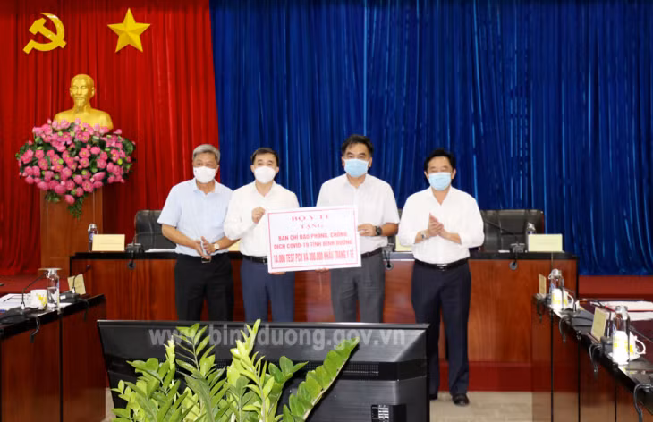 Lãnh đạo Bộ Y tế trao tượng trưng 10.000 test PCR và 30.000 khẩu trang y tế cho tỉnh Bình Dương. Ảnh: binhduong.gov.vn.