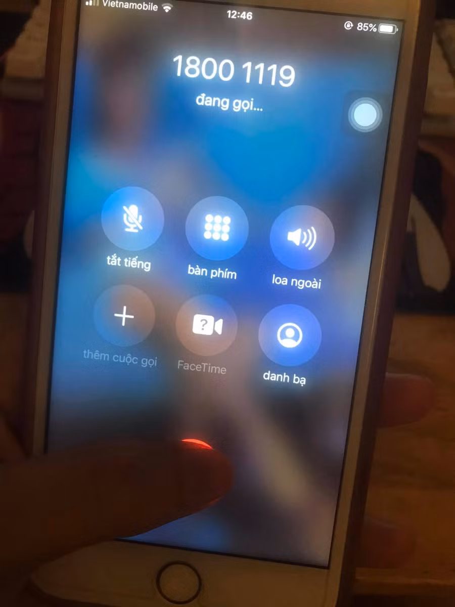 Người dân có thể gọi điện đến tổng đài 18001119 để được hướng dẫn khai báo y tế và giải quyết vấn đề cần thiết. Ảnh: Phạm Hiền