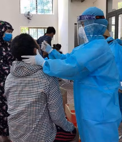 Lực lượng chức năng đang thần tốc truy vết, lẫy mẫu liên quan đến ca mắc Covid-19 ở phường Hà Huy Tập, TP Vinh. Ảnh: ncov.moh.gov.vn.