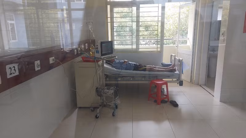 Bệnh nhân COVID-19 nặng được bố trí mỗi người một phòng để tiện theo dõi. Mỗi ca trực thăm khám bệnh nhân COVID-19 diễn ra trong khoảng 4 tiếng và có thể kéo dài hơn, tùy vào tình hình sức khỏe của bệnh nhân. Nguồn: SKĐS.