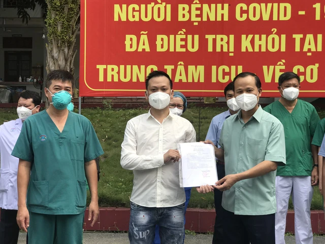 Trao công bố khỏi bệnh cho bệnh nhân N.V.G. Ảnh: ncov.moh.gov.vn