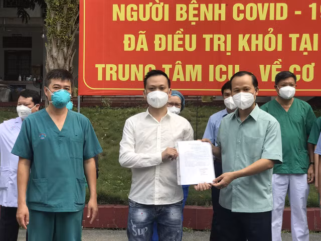 Trao công bố khỏi bệnh cho bệnh nhân N.V.G. Ảnh: ncov.moh.gov.vn