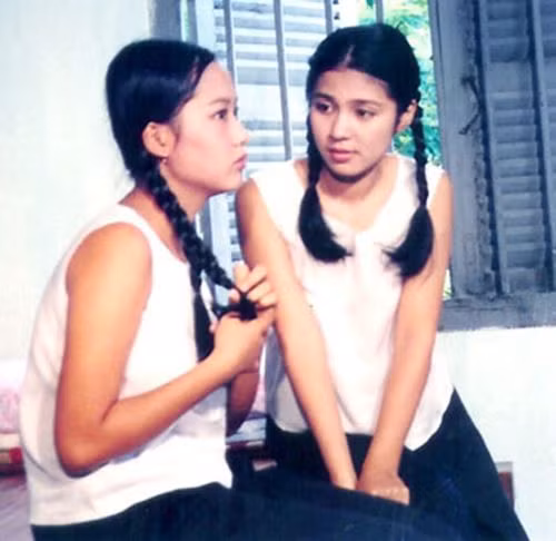 Hồng Ánh (trái) và Việt Trinh vào hai chị em Bạch Cúc - Bạch Vân trong phim Người đẹp Tây Đô. Ảnh: TFS.