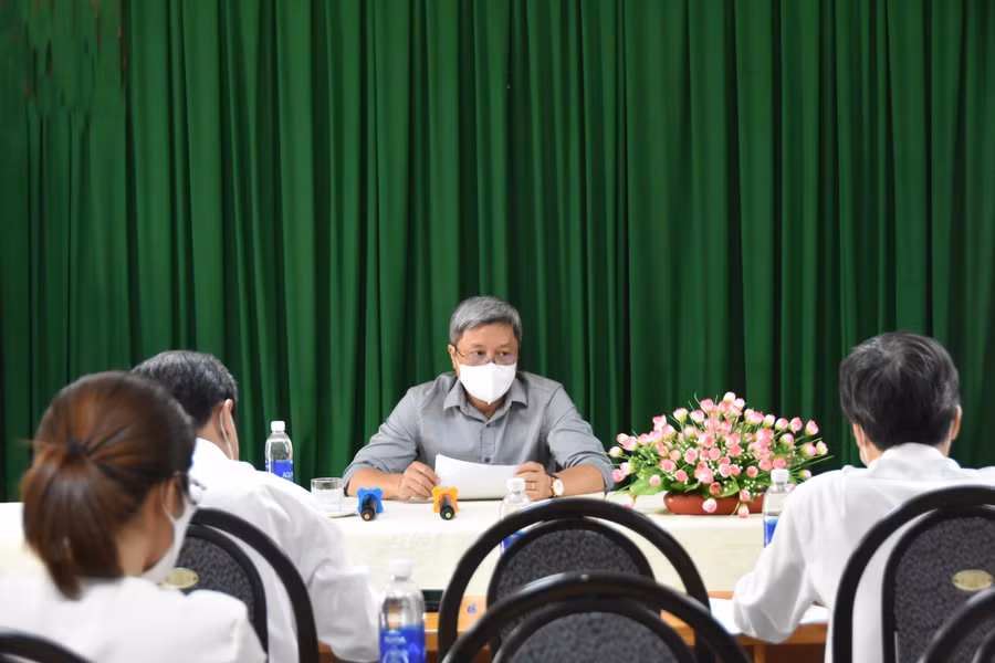 PGS.TS Nguyễn Trường Sơn, Thứ trưởng Bộ Y tế, Trưởng Bộ phận thường trực đặc biệt của Bộ Y tế hỗ trợ TPHCM phòng, chống dịch COVID-19 trong buổi làm việc. Ảnh: SKĐS.