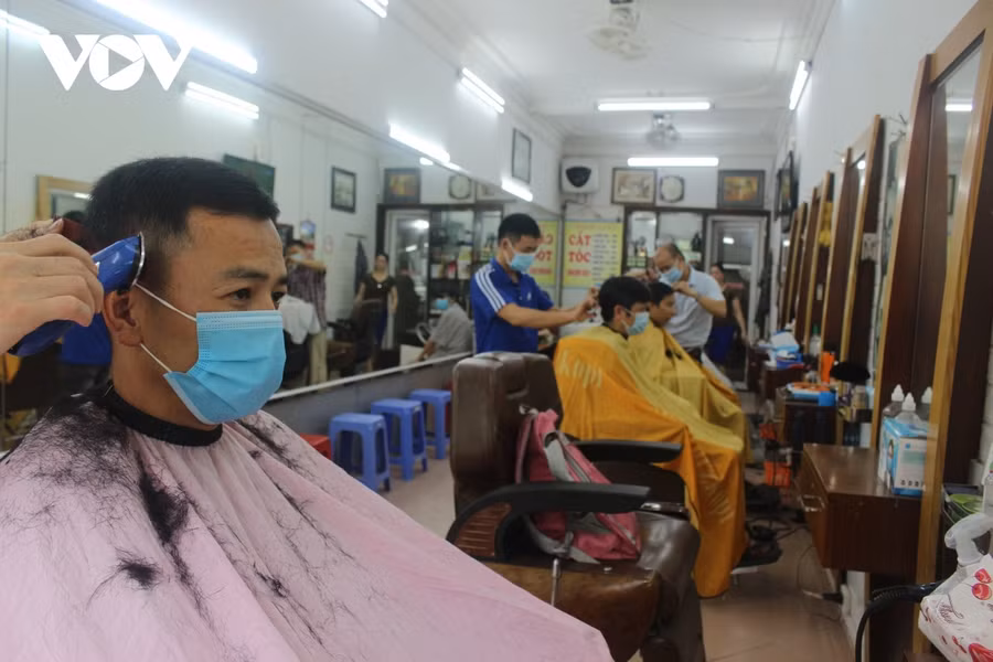Các tiệm tóc nam trên đường Trần Phú (Hà Đông) đã mở cửa rất sớm để đón khách tới cắt tóc. Ảnh: VOV