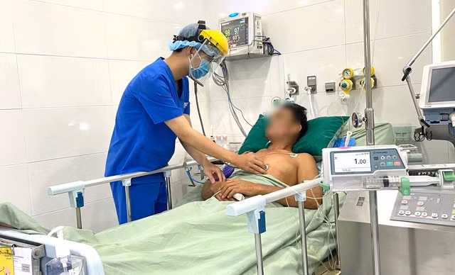 Nhân viên y tế theo dõi, kiểm tra sức khỏe cho bệnh nhân sau khi hồi phục. Ảnh: Tổ quốc.