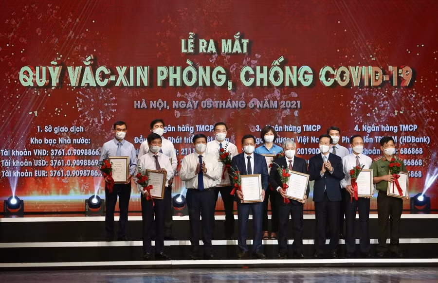 Thường trực Ban Bí thư Võ Văn Thưởng, Bộ trưởng Bộ Y tế Nguyễn Thanh Long và đại diện bộ ngành, doanh nghiệp đóng góp cho Quỹ Vắc xin phòng chống Covid-19. Ảnh: Phạm Hải