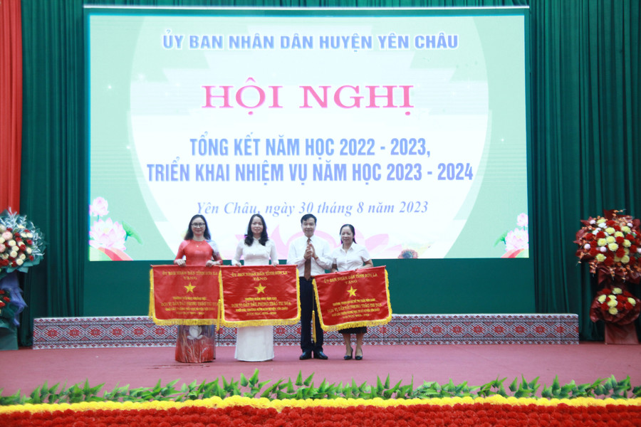 Tặng Cờ cho 3 tập thể dẫn đầu phong trào thi đua năm học 2022 - 2023.
