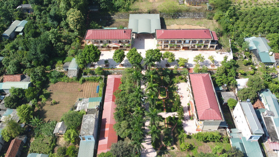 Toàn cảnh trường THCS Nguyễn Cảnh Toàn. Toàn cảnh trường THCS Nguyễn Cảnh Toàn.