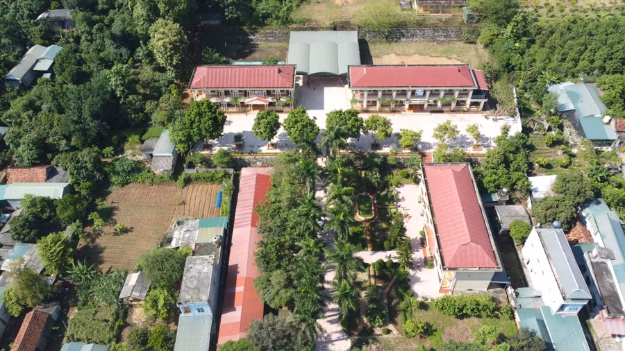 Toàn cảnh trường THCS Nguyễn Cảnh Toàn. Toàn cảnh trường THCS Nguyễn Cảnh Toàn.